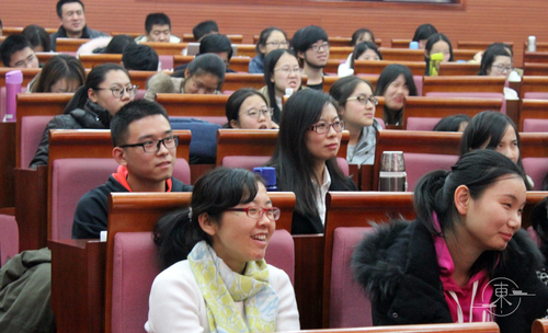 认真聆听的同学们 认真聆听的同学们