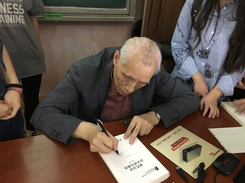 照片:陆俭明先生讲座后为学生签名 照片:陆俭明先生讲座后为学生签名