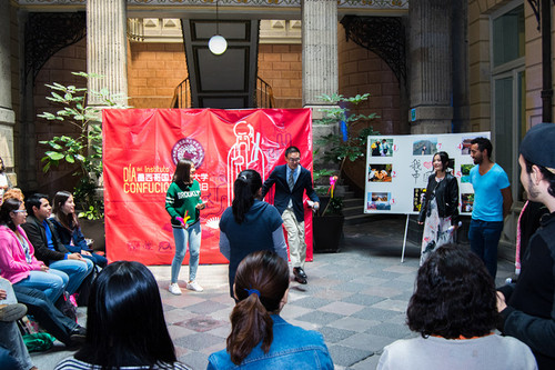 图三 墨国大孔院中方院长李程同师生一起踢毽子 图三 墨国大孔院中方院长李程同师生一起踢毽子