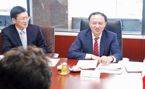 对中国的教育政策进行说明的许司长(右) 对中国的教育政策进行说明的许司长(右)