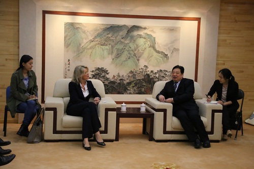 李宇明书记与来宾亲切会谈 李宇明书记与来宾亲切会谈