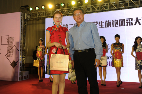 王鲁新副书记为冠军选手颁奖并合影 王鲁新副书记为冠军选手颁奖并合影