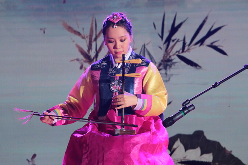 韩国选手表演京胡 韩国选手表演京胡