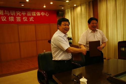 张浩明司长与李宇明书记代表共建双方签约 张浩明司长与李宇明书记代表共建双方签约