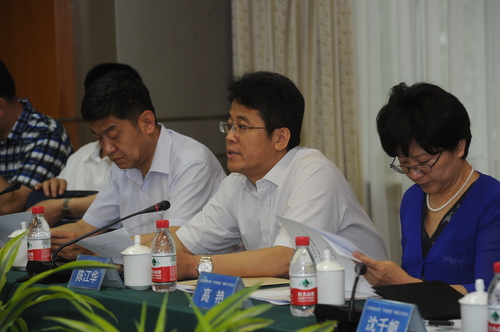 市委教育工委委员陈江华主持会议 市委教育工委委员陈江华主持会议