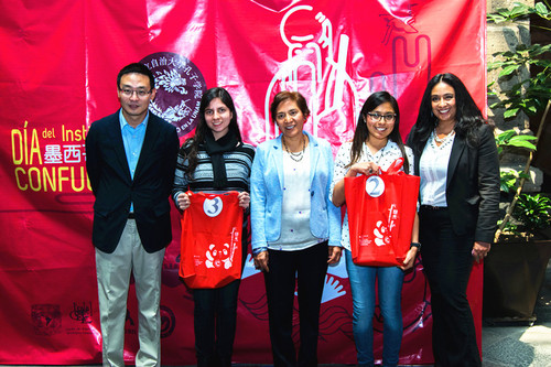 图五 墨国大孔院领导为摄影比赛获奖选手颁奖 图五 墨国大孔院领导为摄影比赛获奖选手颁奖