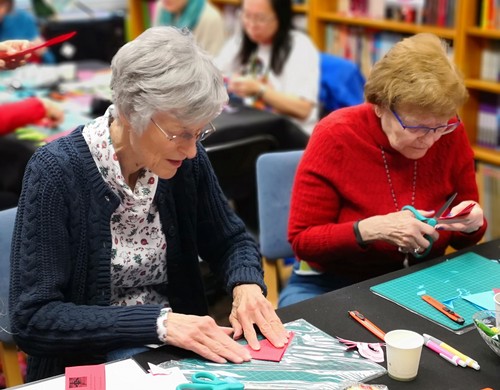 认真创作的学生们 认真创作的学生们