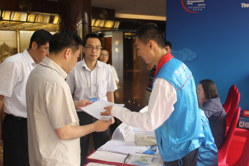 北京团市委常宇书记与北语志愿者亲切交谈 北京团市委常宇书记与北语志愿者亲切交谈