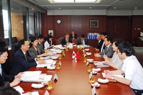 谷本理事长(右数第二人)同中国教育部国际交流局司司长许涛(左数第二人) 谷本理事长(右数第二人)同中国教育部国际交流局司司长许涛(左数第二人)