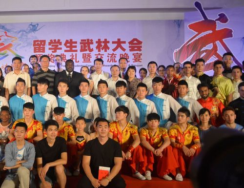 我校党委副书记、纪委书记刘伟与参赛运动员合影留念 我校党委副书记、纪委书记刘伟与参赛运动员合影留念