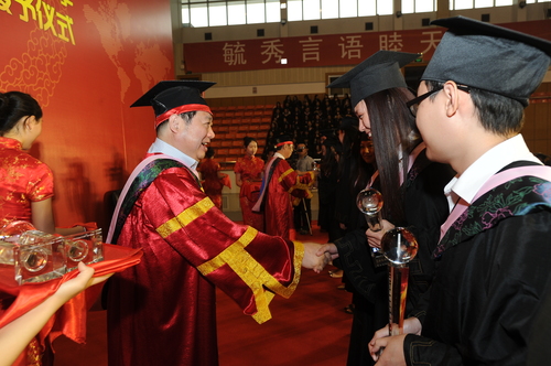 李宇明书记为优秀毕业生颁发奖杯 李宇明书记为优秀毕业生颁发奖杯