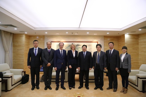 李书记等与来宾合影 李书记等与来宾合影