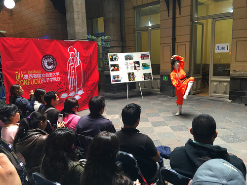 图二 墨国大孔院学生进行武术表演 图二 墨国大孔院学生进行武术表演
