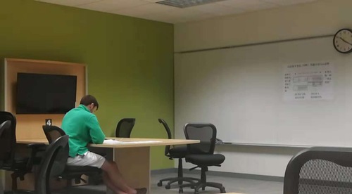 考生参加HSK纸笔考 考生参加HSK纸笔考