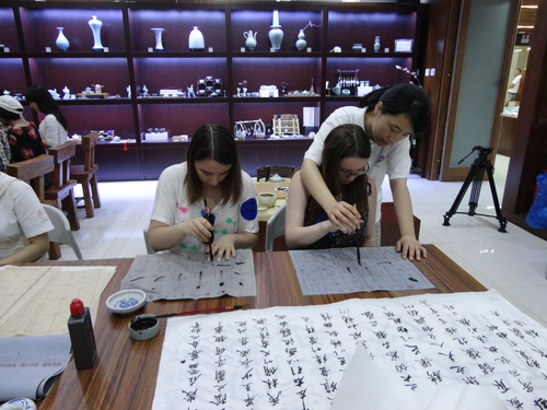 中外学生共同体验中华传统书法艺术 中外学生共同体验中华传统书法艺术