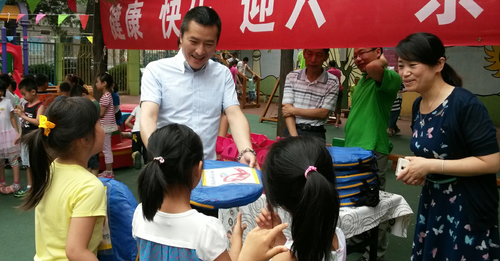 向小朋友赠送礼物 向小朋友赠送礼物