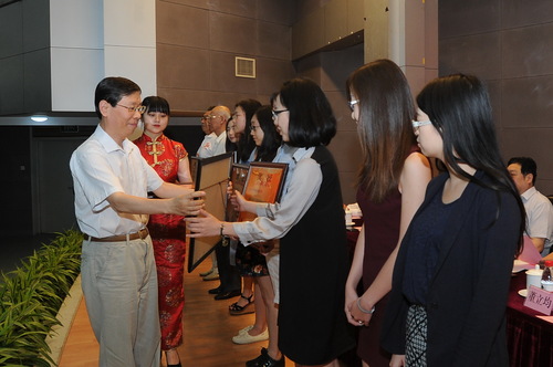 崔希亮校长为获奖这颁奖 崔希亮校长为获奖这颁奖