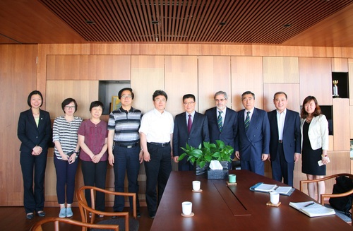 访问团与外国语学部会谈 访问团与外国语学部会谈