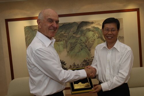 崔希亮校长与马腾大使 崔希亮校长与马腾大使