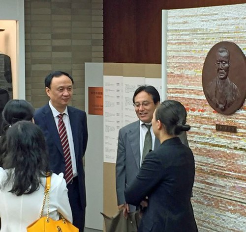 参观谷本纪念堂的许司长(左) 参观谷本纪念堂的许司长(左)