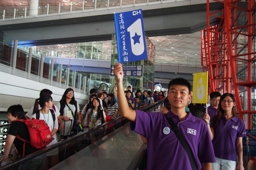京港同心交流团于首都机场迎接香港师生 京港同心交流团于首都机场迎接香港师生