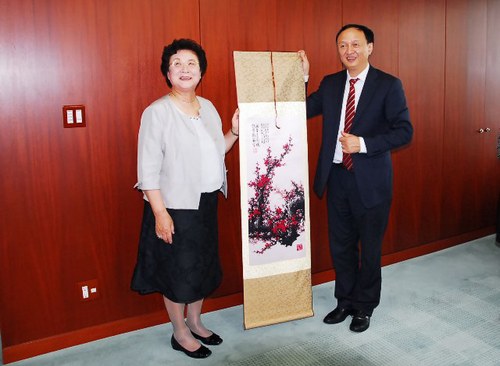 许司长向谷本理事长捐赠挂轴 许司长向谷本理事长捐赠挂轴