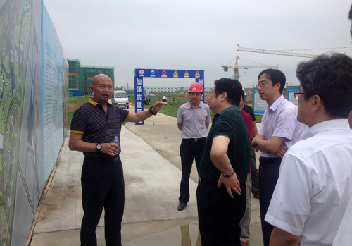 3李宇明书记听取工程建设负责人的工作汇报 3李宇明书记听取工程建设负责人的工作汇报