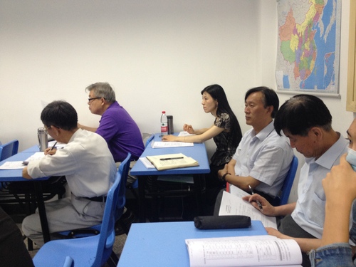 专家组认真听课 专家组认真听课