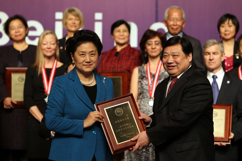 我校党委书记李宇明接受刘延东国务委员颁发“孔子学院先进中方合作院校”奖-001 我校党委书记李宇明接受刘延东国务委员颁发“孔子学院先进中方合作院校”奖-001