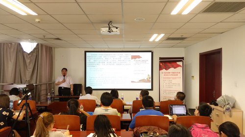 李书记作精彩报告 李书记作精彩报告