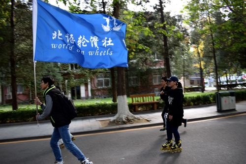 轮滑社迷马领跑 轮滑社迷马领跑