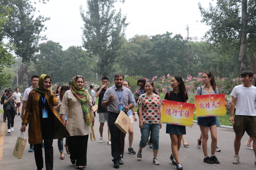 1 亚非青年在北语学生带领下参观校园 1 亚非青年在北语学生带领下参观校园