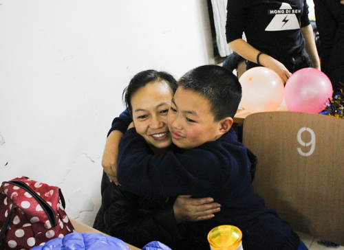 5小孩子与家长拥抱 5小孩子与家长拥抱