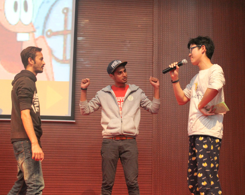 4 国际学生志愿者上台玩游戏 4 国际学生志愿者上台玩游戏