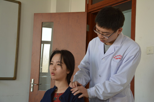 中医为同学们进行推拿 中医为同学们进行推拿