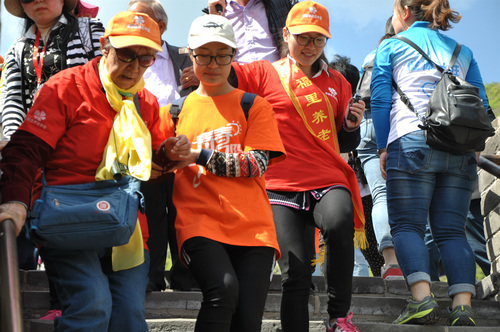 2志愿者与老人共登居庸关长城 2志愿者与老人共登居庸关长城