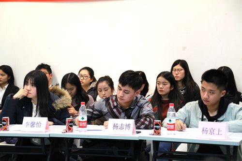 评委认真记录及现场观众聚精会神地观看比赛 评委认真记录及现场观众聚精会神地观看比赛