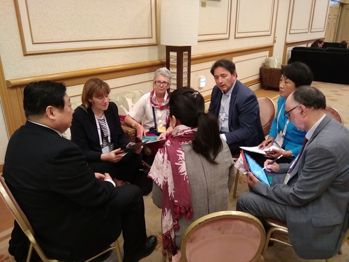 李宇明主任、杨尔弘教授参与座谈 李宇明主任、杨尔弘教授参与座谈