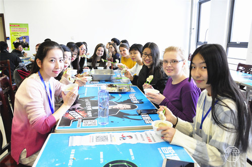 3同学们品尝自己亲手包的饺子 3同学们品尝自己亲手包的饺子