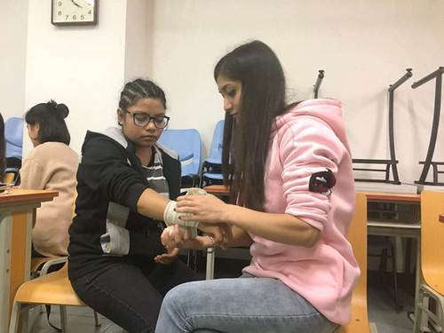 4 留学生练习包扎 4 留学生练习包扎