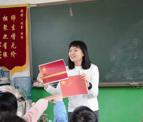 1 志愿者和小朋友们交流 1 志愿者和小朋友们交流