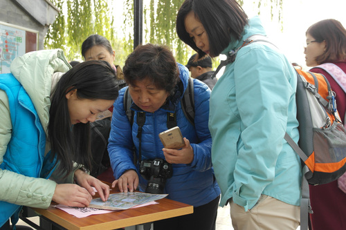 3 志愿者为前来参观的游客指路