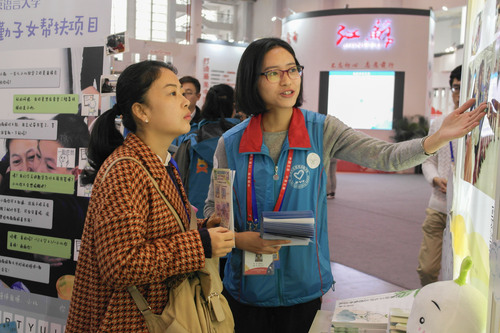 2 北语志愿者向来宾进行介绍