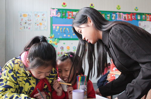 2 志愿者和小朋友画画2 2 志愿者和小朋友画画2