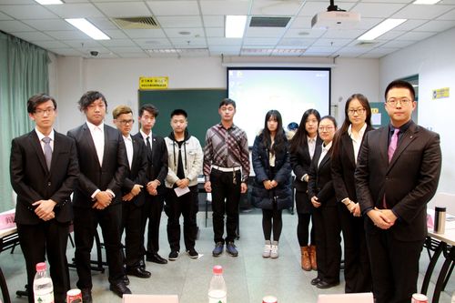 双方辩手同评委合影留念 双方辩手同评委合影留念