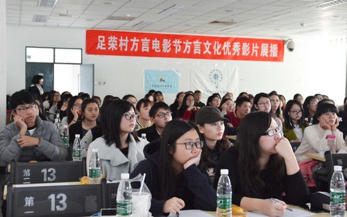 1志愿者在展播厅 1志愿者在展播厅