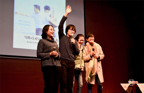 3主讲人嘉宾与现场观众进行互动 3主讲人嘉宾与现场观众进行互动