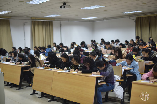 2同学们在现场填写答卷 2同学们在现场填写答卷