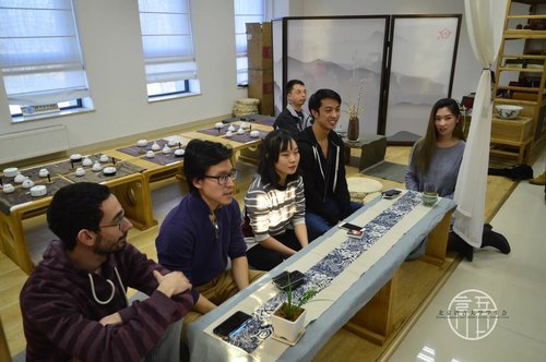 4留学生同学们认真听讲 4留学生同学们认真听讲