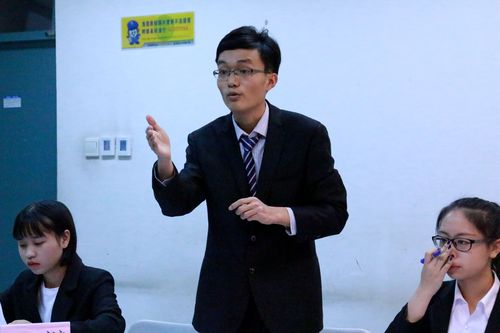 辩手唇枪舌剑秀英姿 辩手唇枪舌剑秀英姿